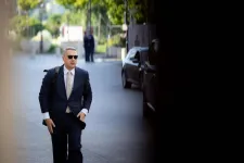 Lázár milliárdos kártalanítást ígért a marhatetemek miatt, a polgármester szerint azóta ghostolja Bábolnát