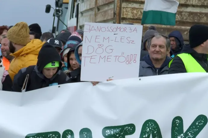 A dögkút ellen tiltakozók Jánossomorján, 2025. április 7-én – Fotó: Sudár Ágnes / Telex