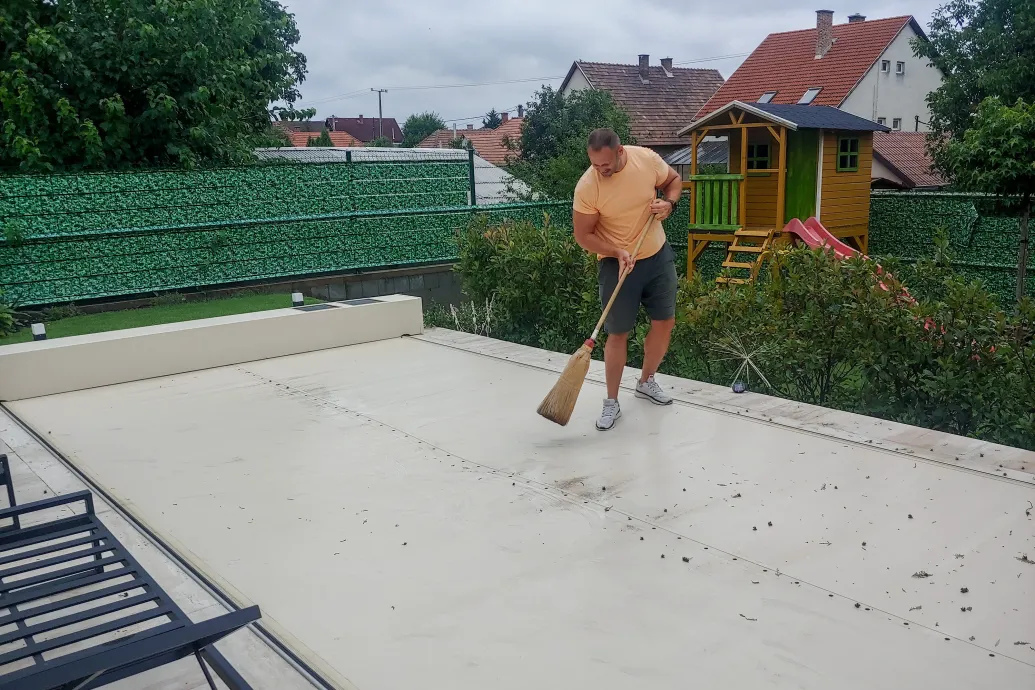 Krisztián családját évek óta rázta a kertjükben lévő medencék vize, harcolnia kellett az áramszolgáltatóval, hogy kiderüljön az igazság – Forrás: Telex.hu