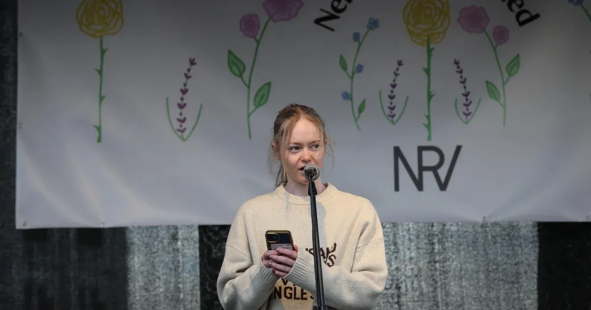 Megszüntette a rendőrség az eljárást a Pride-on vonuló Pankotai Lili ellen
