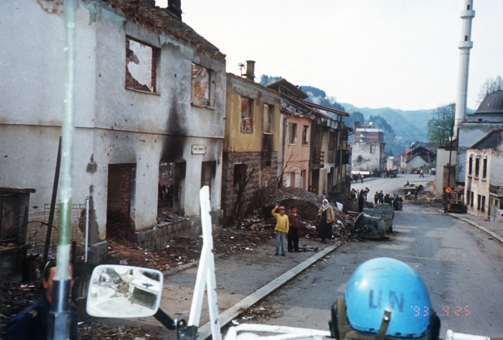 Kanadai ENSZ-békefenntartó járőrözik Srebrenica utcáin. A várost szinte teljesen elpusztította a szerb rakétázás – Fotó: AFP