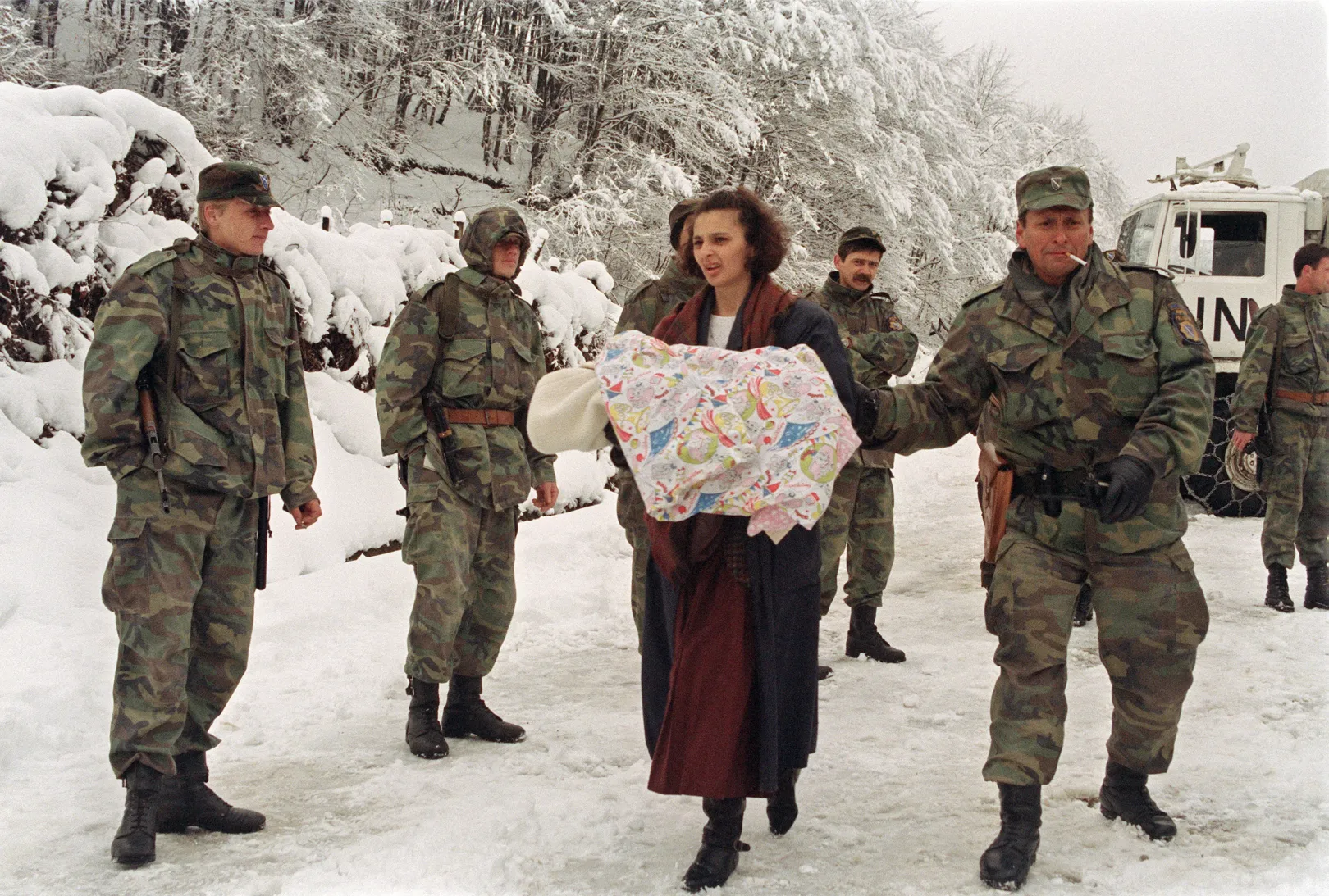Egy srebrenicai nő gyerekkel a kezében érkezett meg Tuzla városába 1993-ban – Fotó: Pascal Guyot / AFP