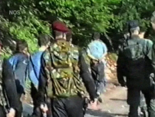 Pillanatkép az ENSZ hágai törvényszéke által 2005. június 03-án közzétett videófelvételéből, amelyen szerb fegyveresek hat fiatal boszniai muszlim foglyot mészárolnak le 1995-ben. Carla Del Ponte, az ENSZ háborús bűnöket vizsgáló főügyésze június 03-án közölte, hogy hivatala több videót is birtokol, amelyek dokumentálták, ahogy a szerbek kivégzik a muszlimokat Srebrenicában – Fotó: Anp / AFP
