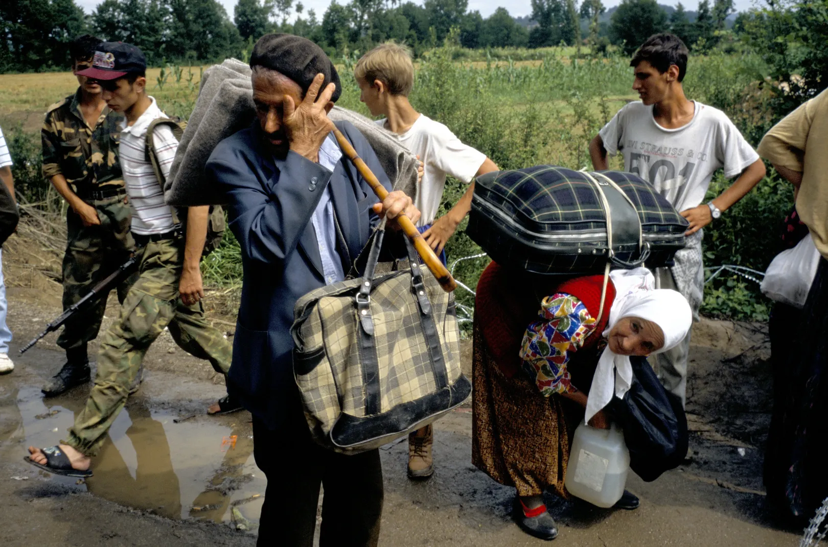 Menekültek érkeznek Tuzla városába, néhány nappal a srebrenicai mészárlás kitörése után – Fotó: Roger Hutchings / Getty Images
