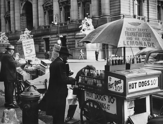 Hot dog és üdítőárus New Yorkban az 1940-es években – Fotó: FPG / Archive Photos / Getty Images
