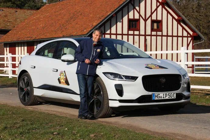 Jaguar I-Pace és az Év Autója-zsűri magyar tagja, Gajdán Miklós – Fotó: autóMAGAZIN