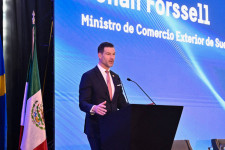 A svéd migrációs miniszter a titkosszolgálattól tudta meg, hogy fia szélsőjobboldali csoportban lett aktív