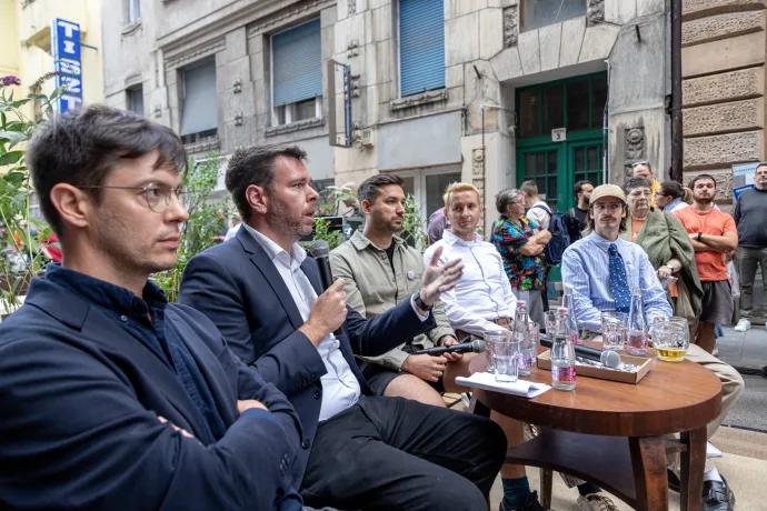 Biczók Péter, Vitézy Dávid, Záránd Péter, Lajos Béla és Gyurcsik Ádám (b-j) a panelbeszélgetésen – Fotó: Ivándi-Szabó Balázs / Telex