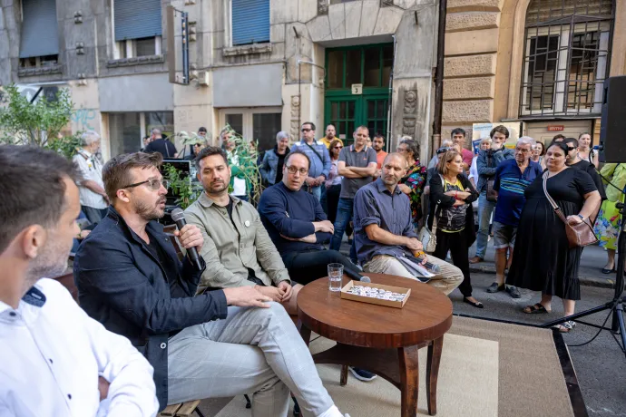 Barna Zsolt, Szakács Barnabás, Záránd Péter, Reiner Roland, Lukácsházi Gergely a panelbeszélgetésen (b-j), és a felszólaló lakók – Fotó: Ivándi-Szabó Balázs / Telex