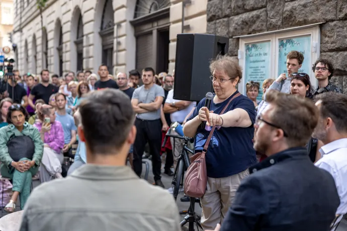 Barna Zsolt, Szakács Barnabás, Záránd Péter, Reiner Roland, Lukácsházi Gergely a panelbeszélgetésen (b-j), és a felszólaló lakók – Fotó: Ivándi-Szabó Balázs / Telex