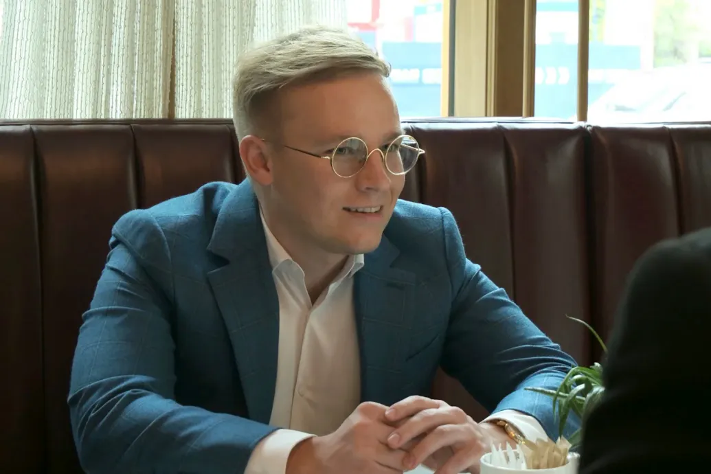 Ki az a Partos Bence, aki egy kiszivárgott papír szerint a Fidesz digitális közösségét építené? – Forrás: Telex.hu