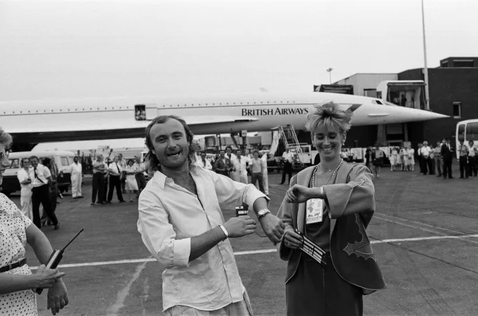 Phil Collins a reptéren, két koncert között – Fotó: Mirrorpix / Getty Images