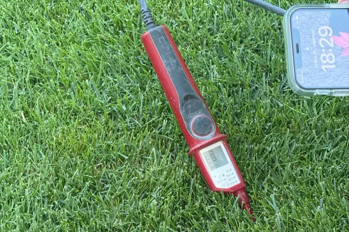 Krisztián 8,3 volt feszültséget mért a gyepen – Fotó: Olvasónk, Krisztián és Zách Dániel / Telex