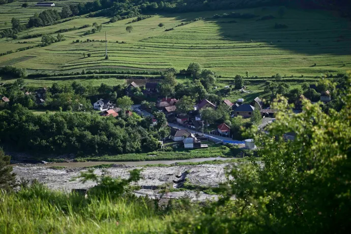 Kétnapos kényszerszünet után újraindultak a Korond-patak elterelési munkálatai Parajdon