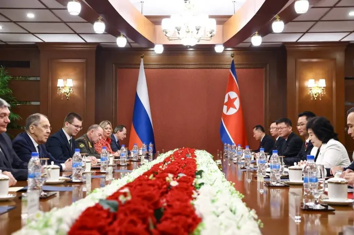 Szergej Lavrov orosz külügyminiszter és Cshö Szonhi észak-koreai külügyminiszter találkozója az észak-koreai Wonsanban 2025. július 12-én – Fotó: Orosz Külügyminisztérium / Reuters