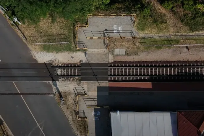 Már tízen meghaltak idén vasúti átjárókban, a MÁV felfestésekkel előzné meg a baleseteket a Balatonon