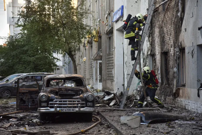 Tűzoltók eltakarítják a romokat, miután orosz csapások találtak el épületeket az ukrajnai Lvivben, 2025. július 12-én – Fotó: Stringer / Reuters