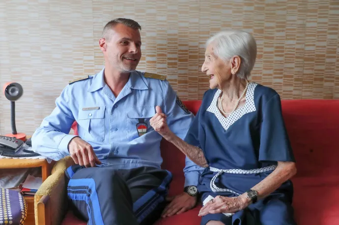 Felköszöntötték a 100 éves rendőrségi dolgozót, Éva nénit