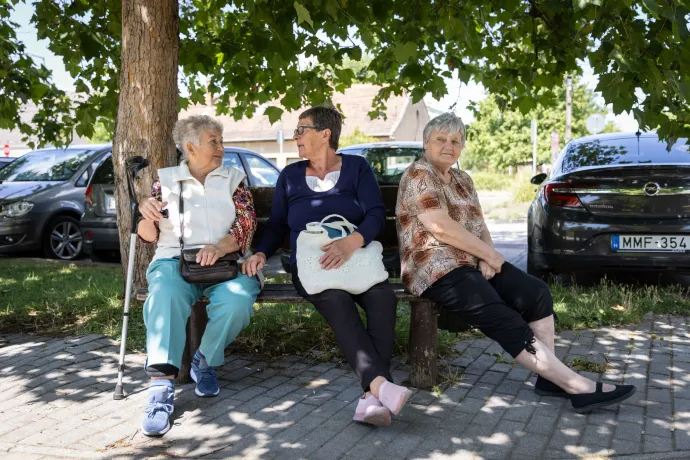 Judka, Erzsi és barátnőjük Gárdonyban – Fotó: Ajpek Orsi / Telex