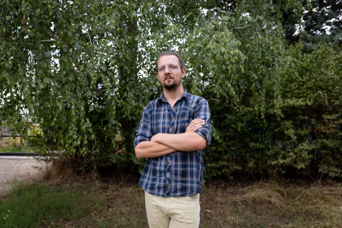 Fent: a munkagép, lent: Dudás Róbert független képviselőjelölt – Fotó: Ajpek Orsi / Telex