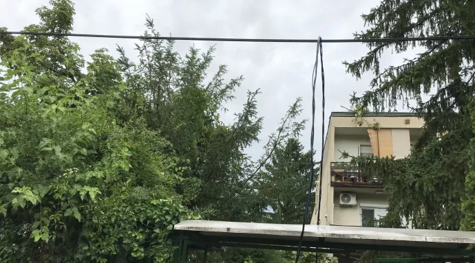 A leszakadt vezeték a ház előtt – Olvasói fotó