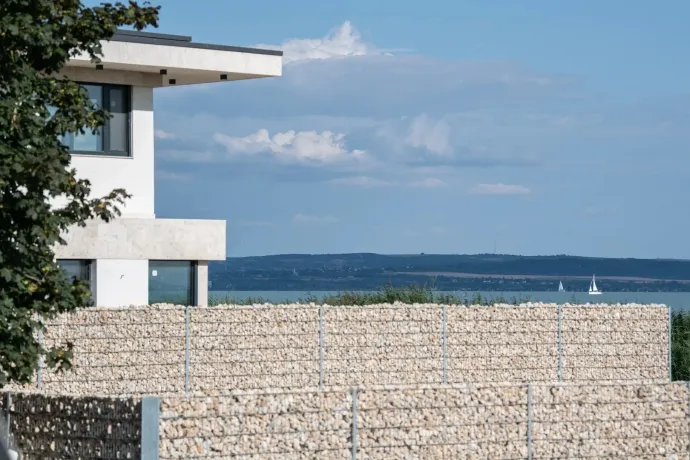 A Balaton körbeépítése miatt kért adatokat Hadházy, a kormány annyit mondott: a Balaton mindenkié