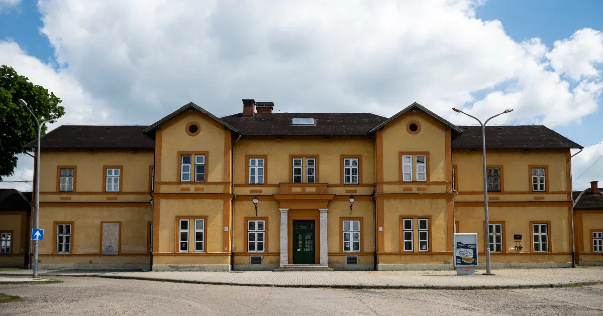 Rosszul lett egy utazni készülő férfi a tatai vasútállomáson, újra kellett éleszteni