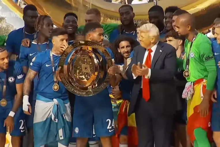 Még a klub-vb-t megnyerő Chelsea játékosai sem értették, Trump miért maradt a dobogón a trófea átadása után
