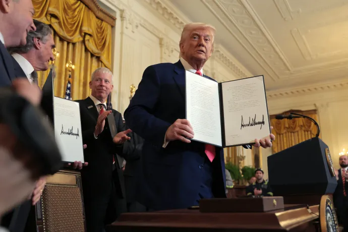Donald Trump mutatja a kamerának a szénbányászat és -felhasználás bővítését bevezető rendeletet a washingtoni Fehér Házban 2025. április 8-án, mögötte Doug Bergum belügyminiszter és Chris Wright energiaügyi miniszter tapsol – Fotó: Anna Moneymaker / Getty Images