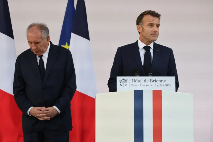 Francois Bayrou miniszterelnök hallgatja Emmanuel Macron francia elnök beszédét a 14-i nemzeti ünnep előestéjén tartott rendezvényen – Fotó: Ludovic Marin / AFP