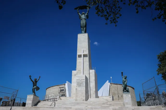 Felkerült a hatalmas fehér kereszt a Szabadság-szoborra