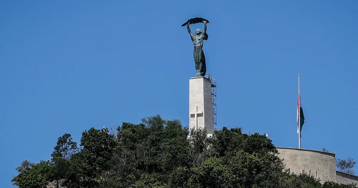 Felkerült a hatalmas fehér kereszt a Szabadság-szoborra