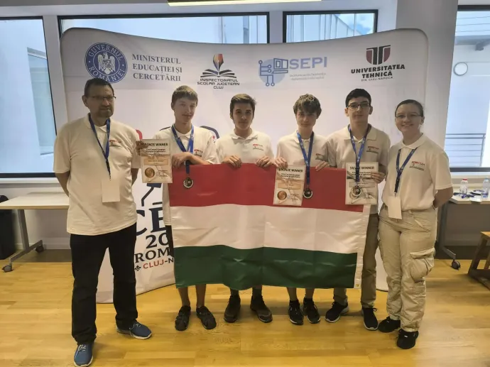 A magyar diákolimpikonok kísérőikkel közösen: Csorba Péter, Sánta Gergely Péter, Görömbey Tamás, Mihály Zsolt, Szilágyi Balázs, Éles Júlia – Fotó: Neumann Társaság