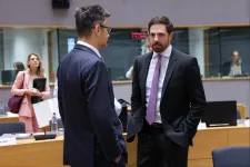 Eléggé máshogy látja a magyar kormány és a dán uniós elnökség, hogyan kezelik Trump vámfenyegetését