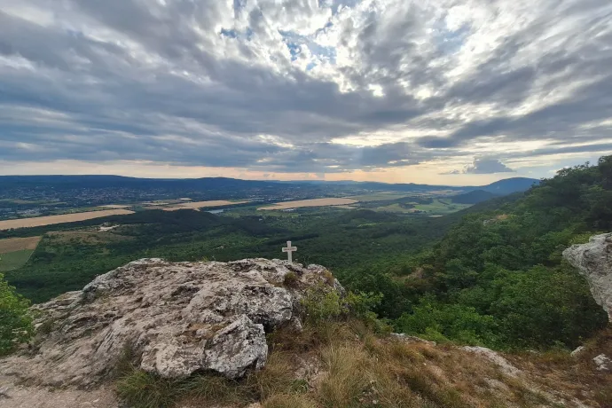 Keresztet állítottak a Nagy-Kevély csúcsán Suhajda Szilárd emlékére