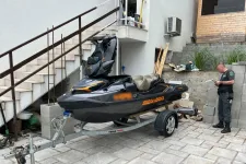 Diplomata útlevelek, luxusautók, jet-ski, két és félmilliárd be nem fizetett áfa a mérlege egy budai bűnszervezetnek