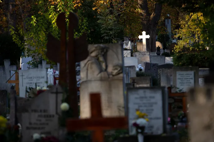 Csak a főbejáraton keresztül látogatható a Farkasréti temető, az oldalsó kapukat lezárták