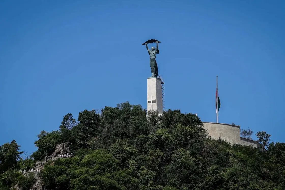 Budapest Liberty Statue gets huge cross as renovation nears end