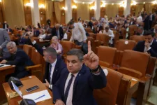 Elbukott az AUR bizalmatlansági indítványa, elfogadottnak minősül az első deficitcsökkentő intézkedéscsomag
