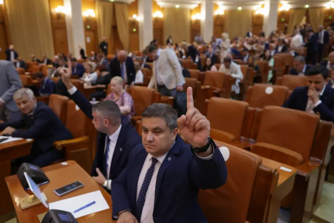 Elbukott az AUR bizalmatlansági indítványa, elfogadottnak minősül az első deficitcsökkentő intézkedéscsomag