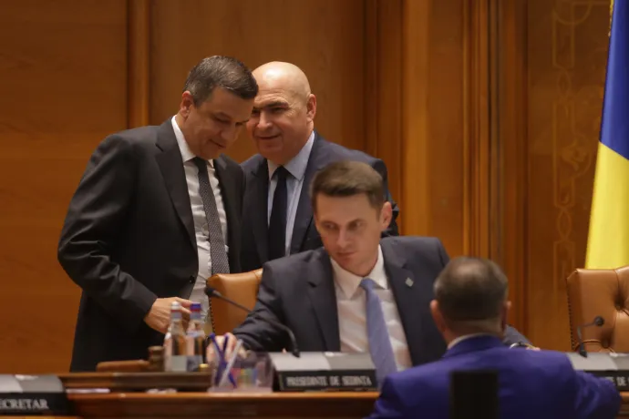 Sorin Grindeanu és Ilie Bolojan beszélget a bizalmatlansági indítvány vitáján – Fotó: George Calin / Inquam Photos