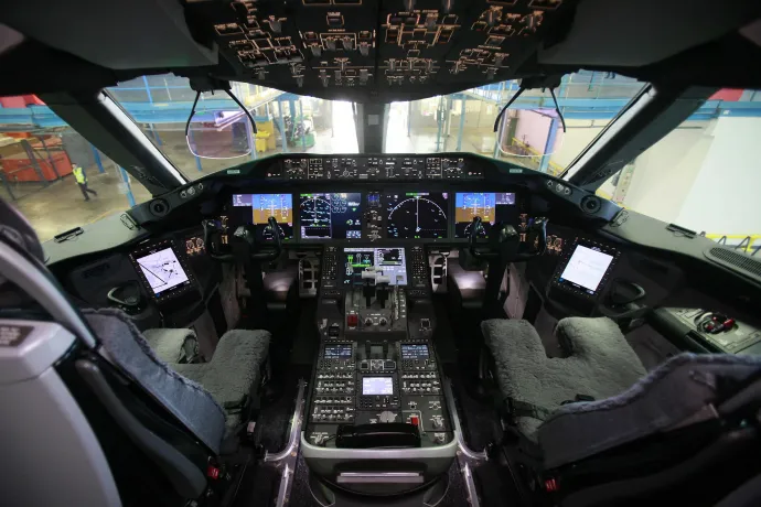 Egy Boeing 787 Dreamliner pilótafülkéje, a részletfotó közepén a két fekete kar az üzemanyag-ellátásáért felelős kapcsolók – Fotó: Peter Muhly / AFP