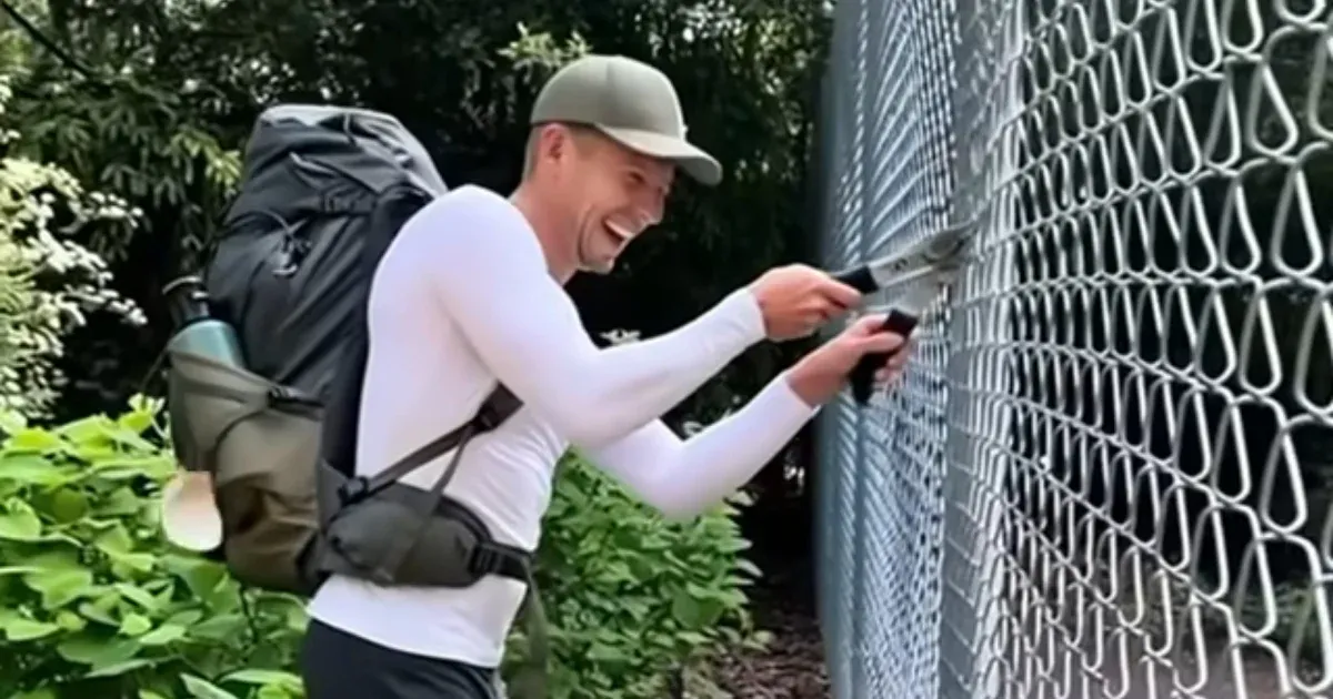 Kocsis Máté MI-videóban mutatja, Magyar Péter hogy vágná át a határkerítést