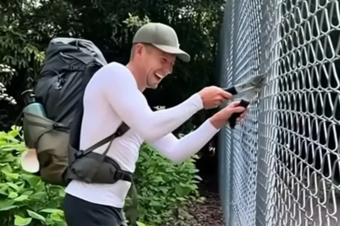 Kocsis Máté MI-videóban mutatja, Magyar Péter hogy vágná át a határkerítést