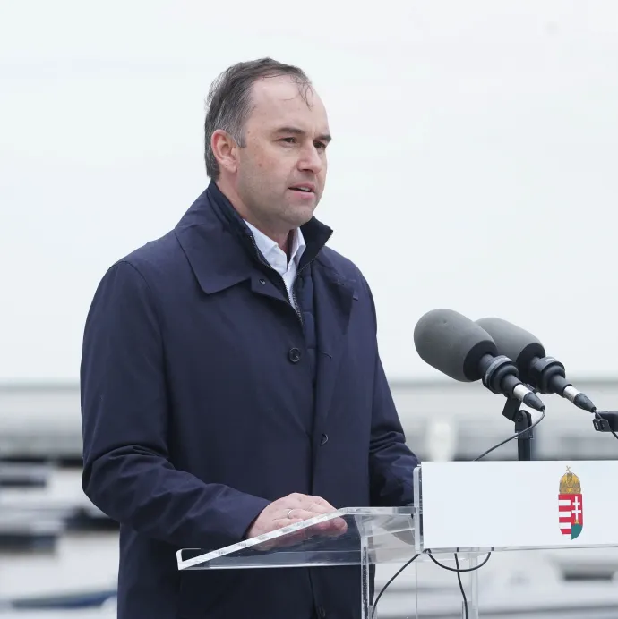 Barcza Attila, Sopron és térsége fideszes országgyűlési képviselője, a Fertő tó és környezetének fejlesztéséért felelős miniszteri biztos beszédet mond 2025. május 8-án – Fotó: Filep István / MTI