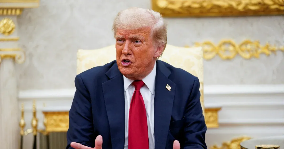 Trump 100 százalékos vámmal fenyegette meg az orosz olajat vásárló országokat