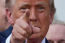 Trump 100 százalékos vámmal fenyegette meg az orosz olajat vásárló országokat