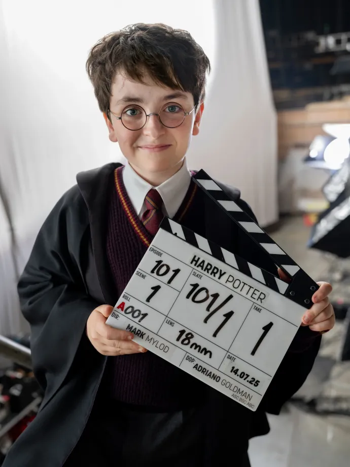 A Harry Pottert alakító Dominic McLaughlin – Fotó: Aidan Monaghan / HBO