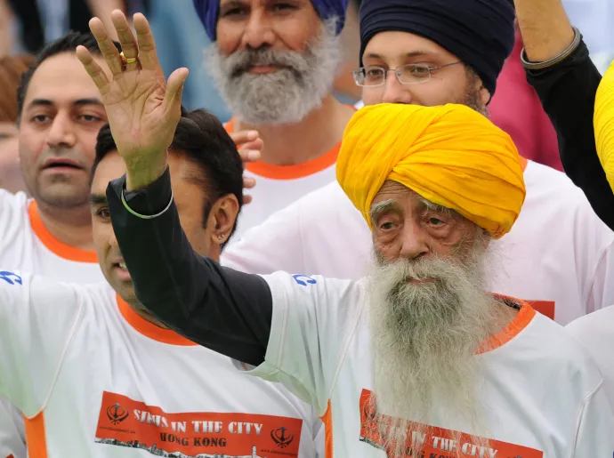 Fauja Singh integet, miután célba ért a 10 kilométeres versenyen a hongkongi maratonon 2013. február 24-én – Fotó: Dale De La Rey / AFP