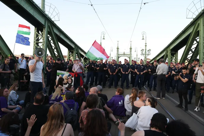 Vádemelési javaslattal zárult az áprilisi hídfoglalás miatt kihallgatott tüntetők elleni nyomozás